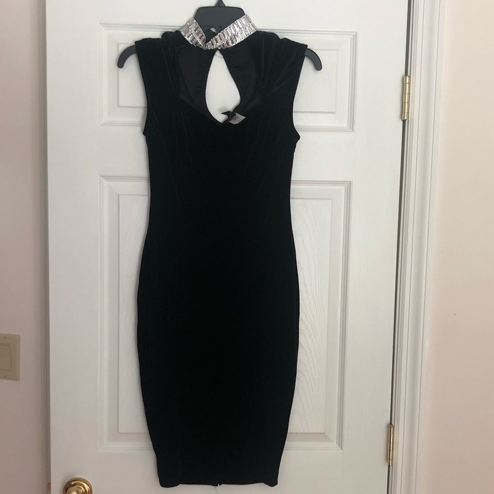 BLACK SLEEVELESS BODYCON DRESS WITH CRYSTAL